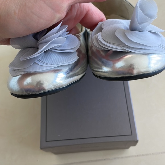 Pazitos Big Girls Silver Silk Flower Slip On Dress Flats-Size 36 (US Size 4) - Picture 3 of 11